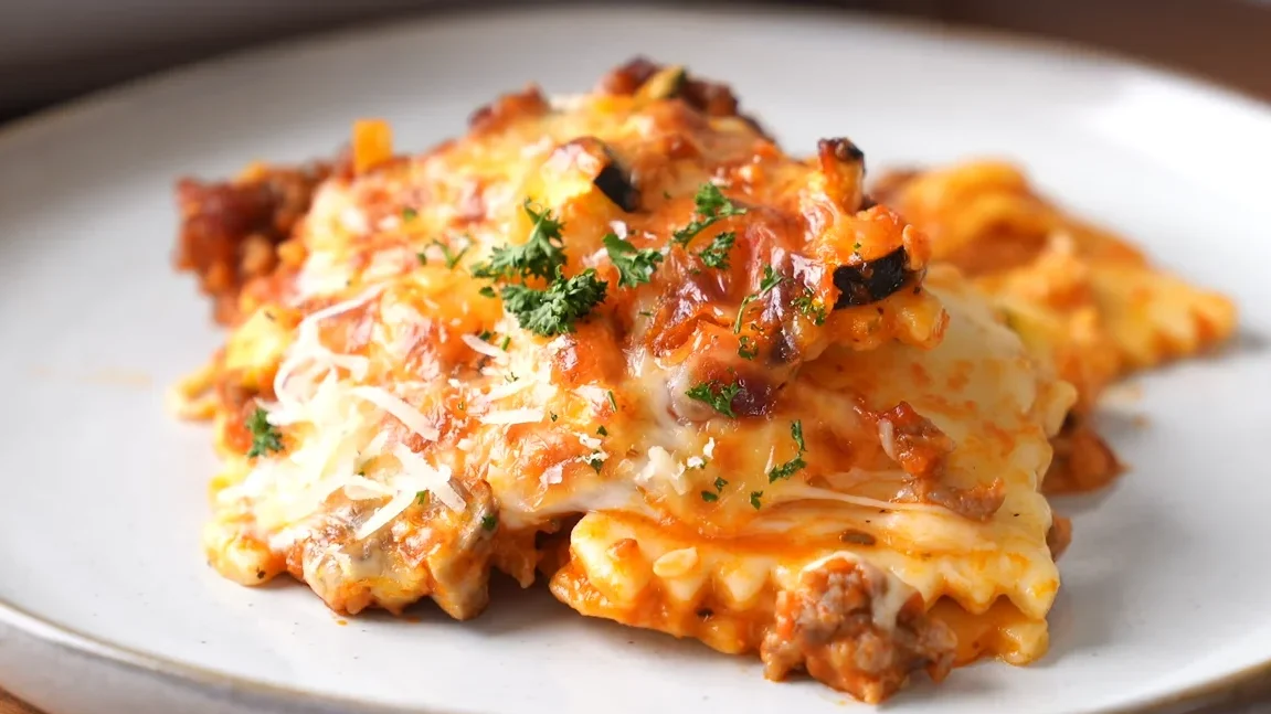 Spinach Ravioli Lasagna 2 A vibrant spinach ravioli lasagna, featuring green pasta layers, melted cheese, and savory sauce, perfect for dinner.